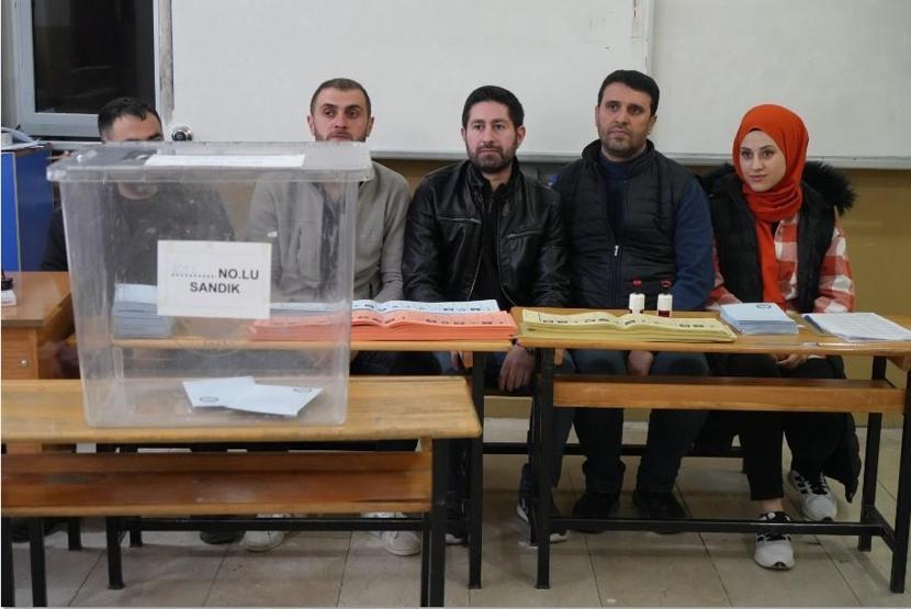 Fotoğraflar gelmeye başladı: Tüm yurtta oy verme işlemi başladı