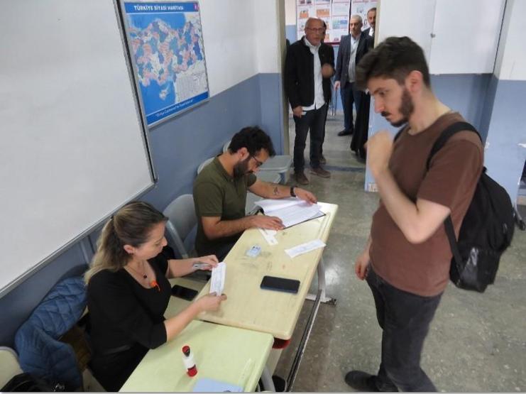 Fotoğraflar gelmeye başladı: Tüm yurtta oy verme işlemi başladı
