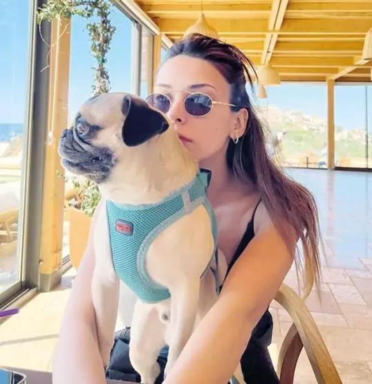Devrim Özkan, Aşk ve Hayat Hakkında Samimi Açıklamalarda Bulundu: Aşka Aşık Biriyim, Ayaklarım Yerden Kesilir