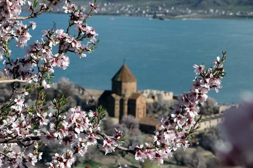 Çiçeklerin açtığı Akdamar Adasında bayram tatili yoğunluğu