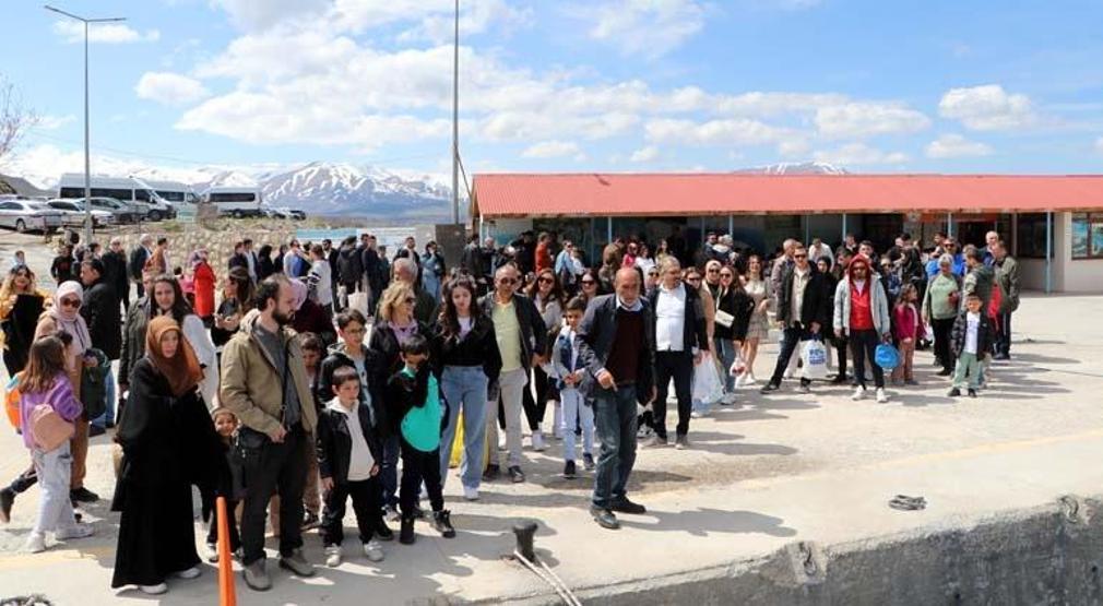 Çiçeklerin açtığı Akdamar Adasında bayram tatili yoğunluğu