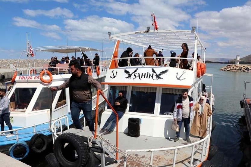 Çiçeklerin açtığı Akdamar Adasında bayram tatili yoğunluğu