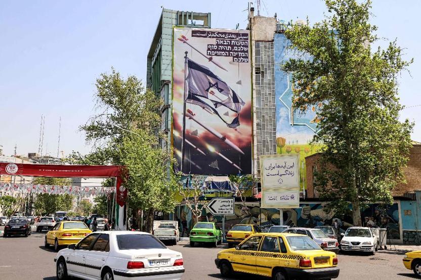 Görüntüler Tahrandan: İrandan hem Farsça hem de İbranice pankart
