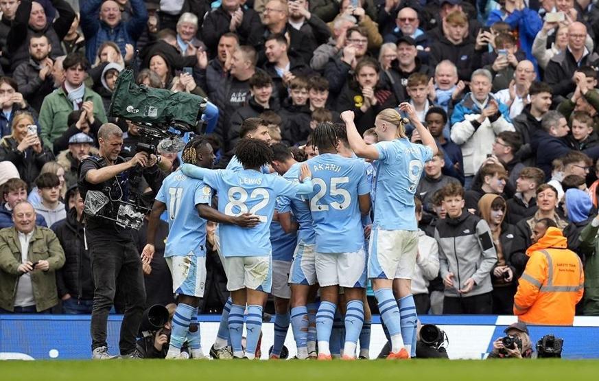 İngilterede yarış kızıştı Premier Ligin yeni lideri Manchester City...