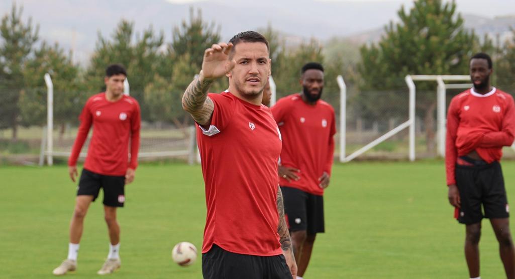 Sivassporun golcüsü Rey Manaj, Süper Lig devine transfer olmaya hazırlanıyor