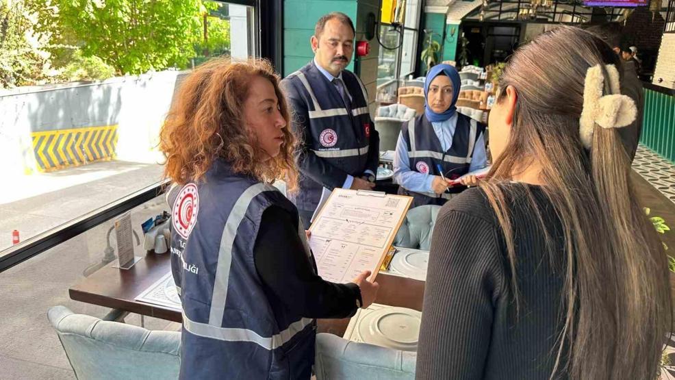 Bu da yeni çıktı: Kafe ve restoranlarda servis ücreti dönemi Yarısı garsona veriliyor...