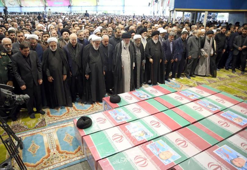Reisinin cenaze namazını Hamaney kıldırdı