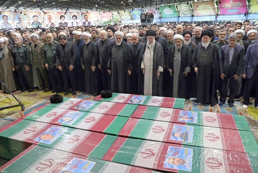 Reisinin cenaze namazını Hamaney kıldırdı