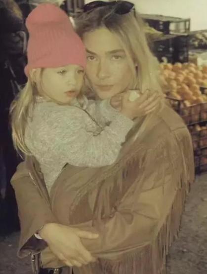 M�ge Boz bebe�inin kalp at��lar�n� dinledi!