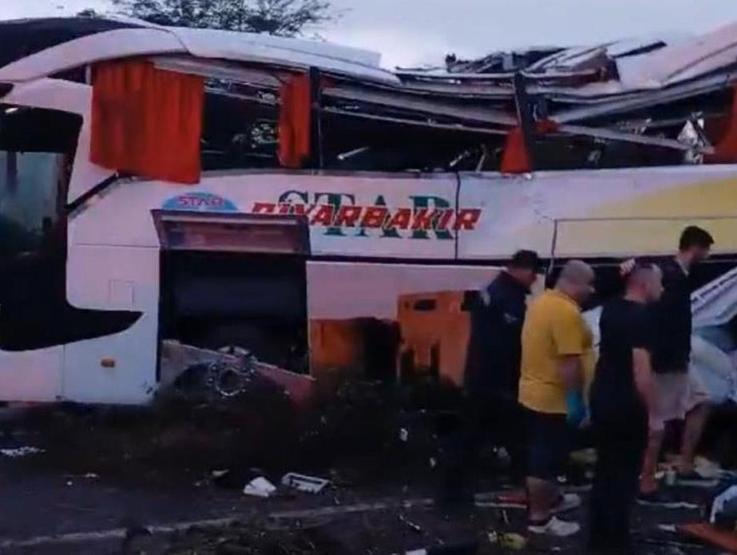 Son dakika Mersin-Adana otoyolunda feci kaza: Çok sayıda ölü ve yaralı var