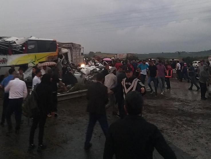 Son dakika Mersin-Adana otoyolunda feci kaza: Çok sayıda ölü ve yaralı var