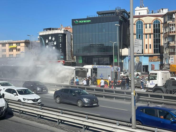 Küçükçekmecede metrobüs yangını