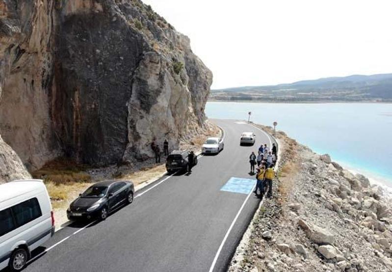 Salda Gölündeki yola asfalt tepkisi