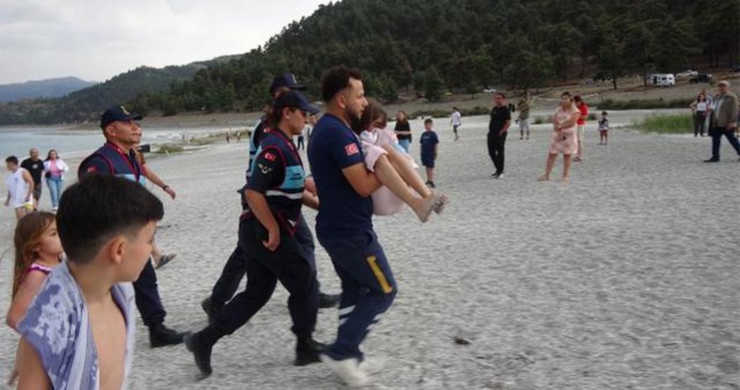 Salda Gölünün ortasında can pazarı Küçük kızı ölümün kıyısından kurtardılar