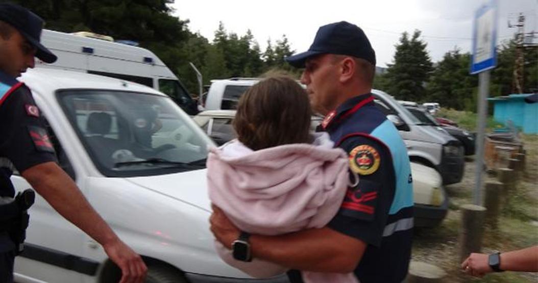 Salda Gölünün ortasında can pazarı Küçük kızı ölümün kıyısından kurtardılar
