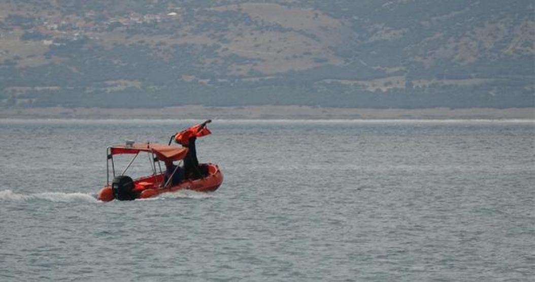 Salda Gölünün ortasında can pazarı Küçük kızı ölümün kıyısından kurtardılar