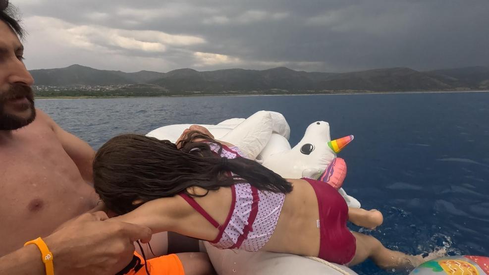 Salda Gölünde kurtarılan küçük kız kahramanıyla buluştu
