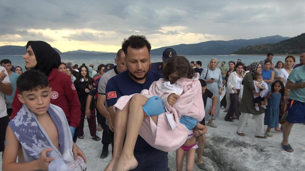Salda Gölünde kurtarılan küçük kız kahramanıyla buluştu
