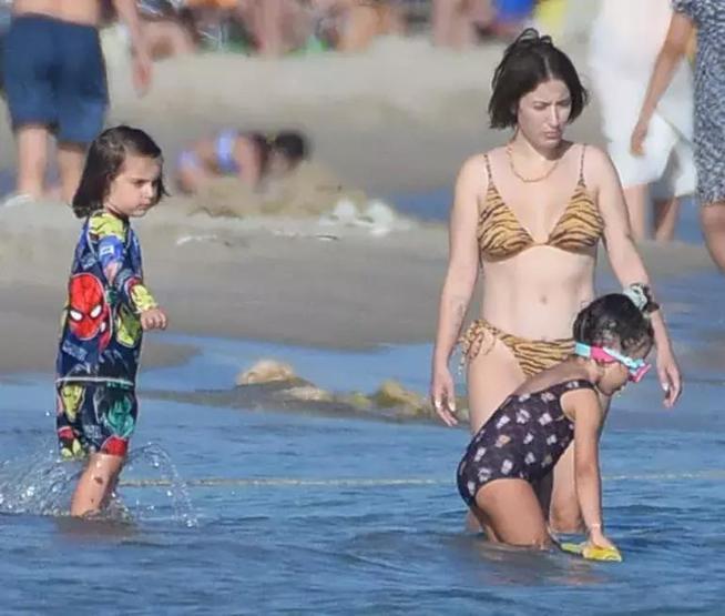 Ünlüler Bodrum ve Çeşmede tatilde.... Hazal Kaya çocuklarıyla eğlendi