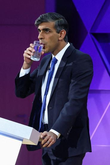 Gecenin en çok konuşulan sorusu seyirciden geldi Sunak ve Starmer ter döktü...