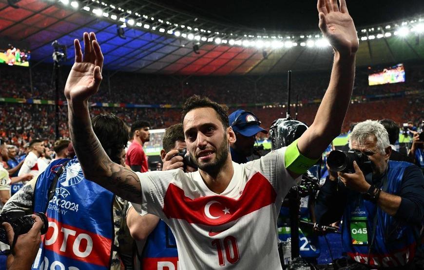 Hakan Çalhanoğlu imzayı atıyor