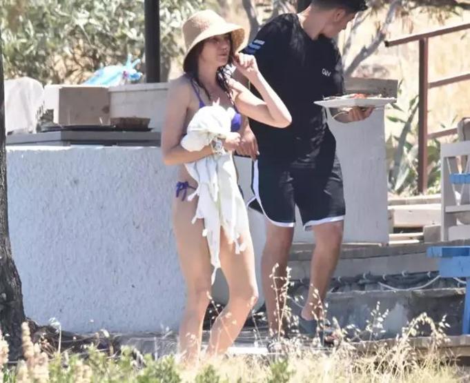 Hande Ataizi ve Dinç Aydoğdu tatilde Fit halleri dikkat çekti