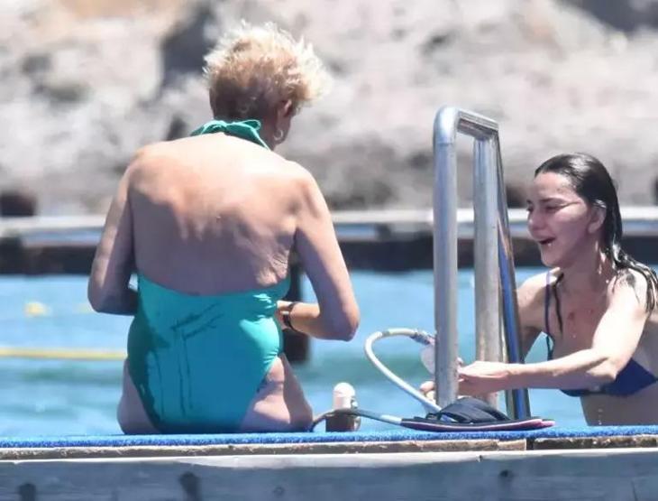 Hande Ataizi ve Dinç Aydoğdu tatilde Fit halleri dikkat çekti