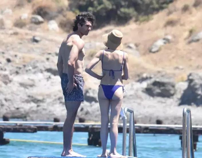 Hande Ataizi ve Dinç Aydoğdu tatilde Fit halleri dikkat çekti