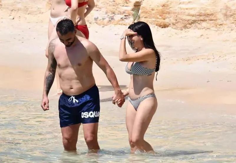 Selçuk Şahin eşiyle Çeşme El ele denize girdiler
