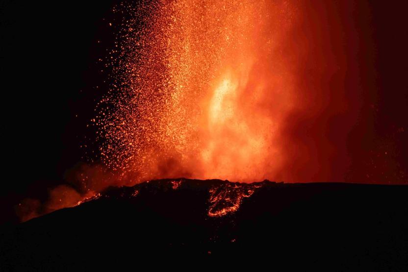Etna Yanardağı lav ve kül püskürttü