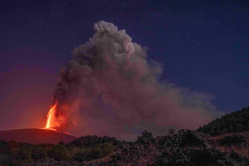 Etna Yanardağı lav ve kül püskürttü