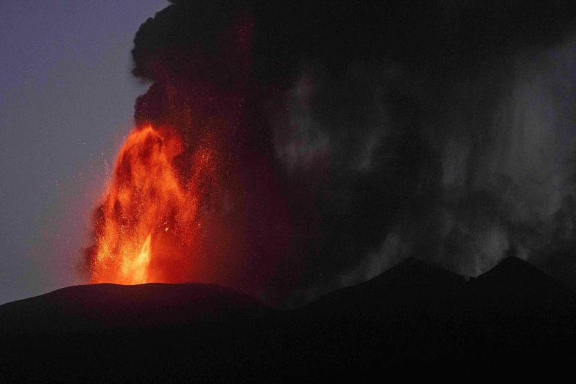 Etna Yanardağı lav ve kül püskürttü