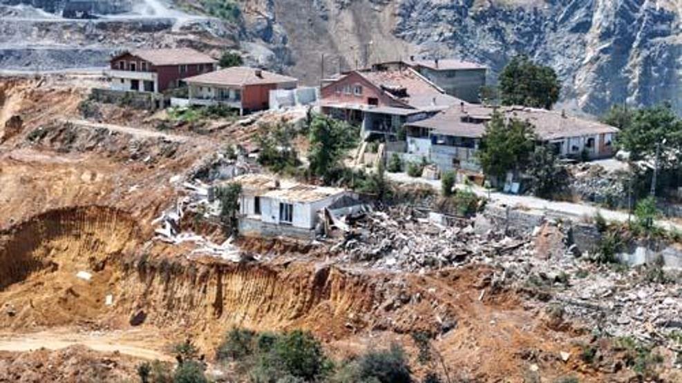 Diken üstündeler: İstanbulda uçurumun kenarında yaşam