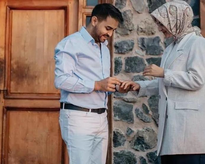 Kadir Ezildi sevgilisi Gamze Türkmenle nasıl tanıştığını anlattı FMF atağı geçirirken yanımda o vardı FMF hastalığı nedir