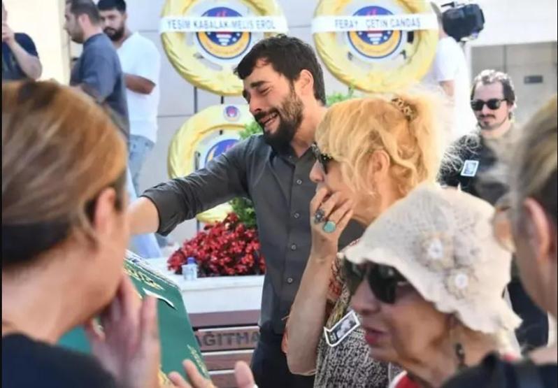 Akın Akınözünü cenazede yalnız bırakmadı HANDE ERÇELDEN TAKDİR EDİLEN HAREKET