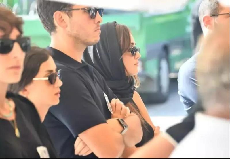 Akın Akınözünü cenazede yalnız bırakmadı HANDE ERÇELDEN TAKDİR EDİLEN HAREKET