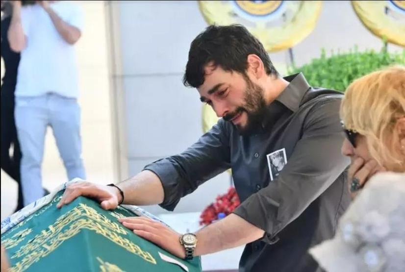Akın Akınözünü cenazede yalnız bırakmadı HANDE ERÇELDEN TAKDİR EDİLEN HAREKET