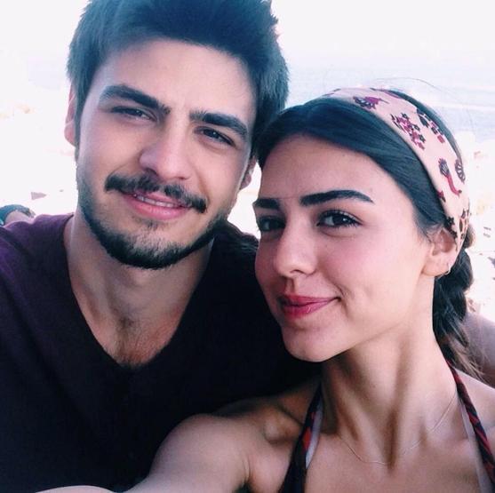 10 yıllık aşk bitti 18 yaşından beri beraberlerdi Ünlü oyuncu fotoğrafları kaldırmadı