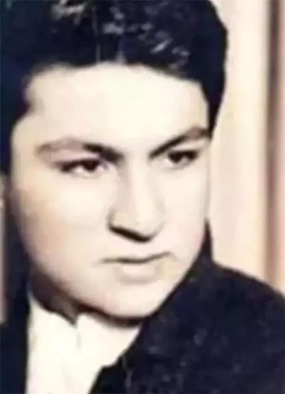 Düzgün diksiyonu, etkileyici ses tonu ile hafızalara kazındı Ana haber sundu Bugün en acı haberin kahramanı oldu Kenan Işıkı yakından tanıyalım...