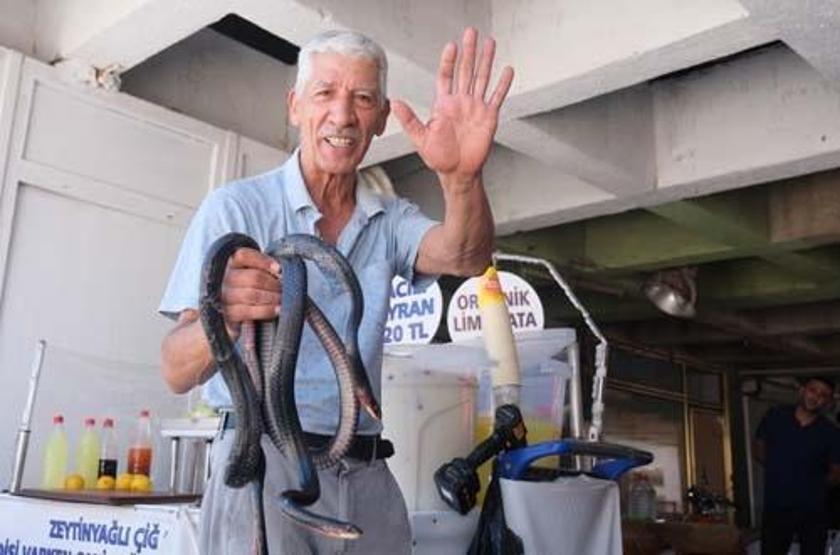 Yılan sevgisi hayrete düşürdü: Koynunda besliyor