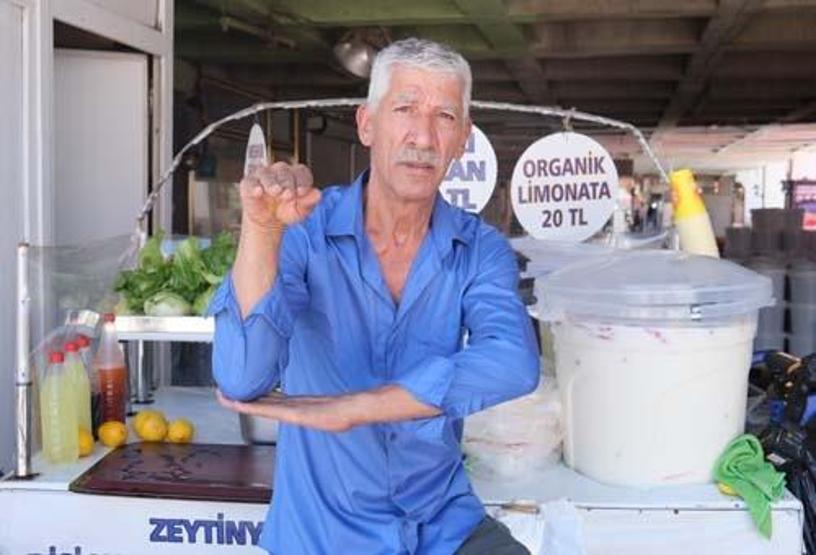 Yılan sevgisi hayrete düşürdü: Koynunda besliyor
