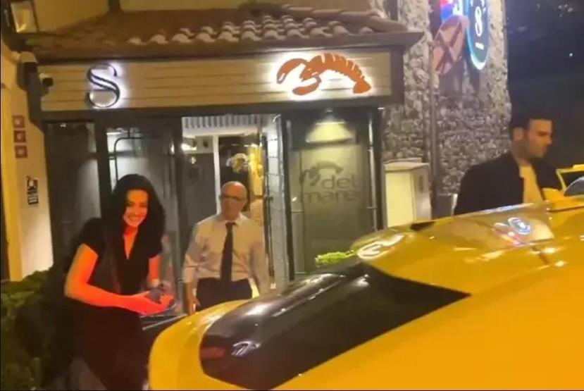 Romantik yemek sonrası OBJEKTİFLERE YAKALANDILAR YILIN MAGAZİN BOMBASI PATLADI