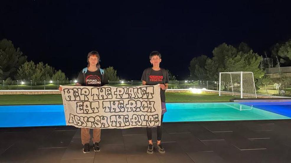 İspanyol iklim aktivistleri Lionel Messinin İbizadaki malikanesini boyadı