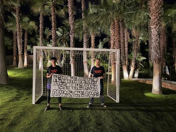 İspanyol iklim aktivistleri Lionel Messinin İbizadaki malikanesini boyadı