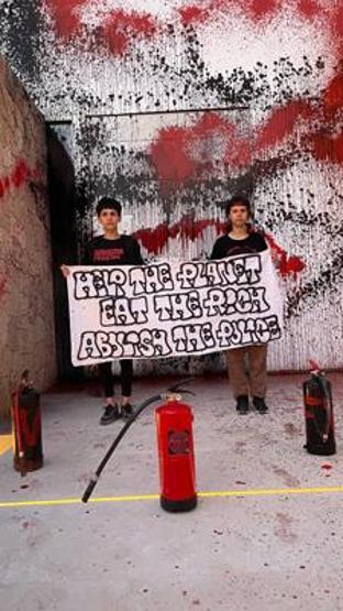 İspanyol iklim aktivistleri Lionel Messinin İbizadaki malikanesini boyadı
