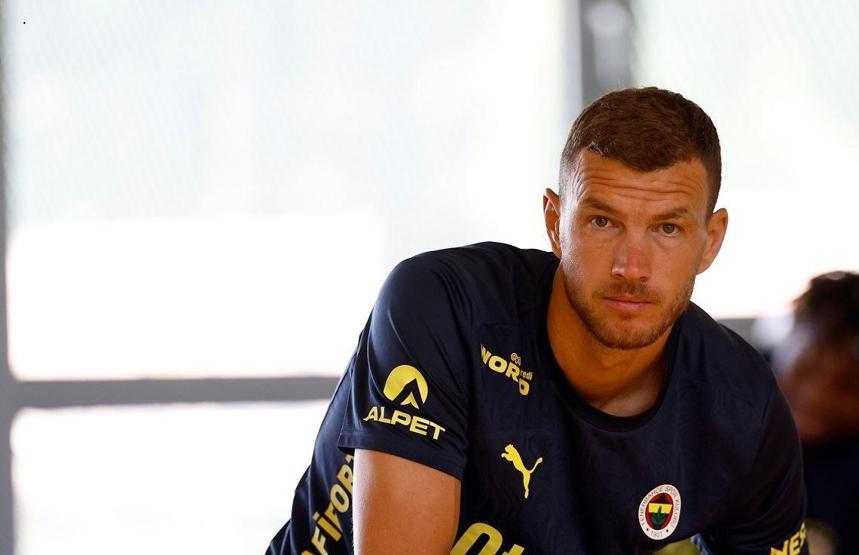 Fenerbahçenin eski golcüsü Edin Dzeko, Fiorentinadan ayrılıyor İki talip birden...