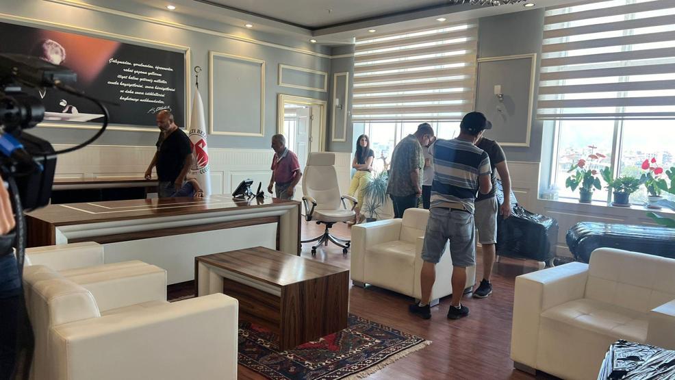 Döşemealtı Belediyesine haciz şoku Başkanın odası boşaltıldı