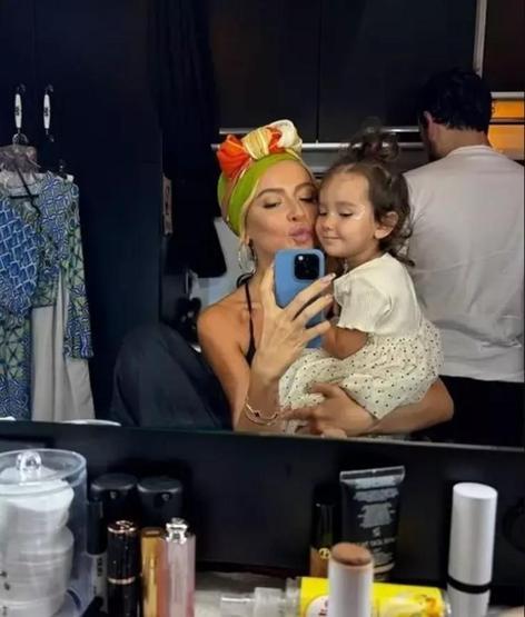 Hadise setteki doğal hallerini paylaştı KAMERA KARŞISINA GEÇTİ