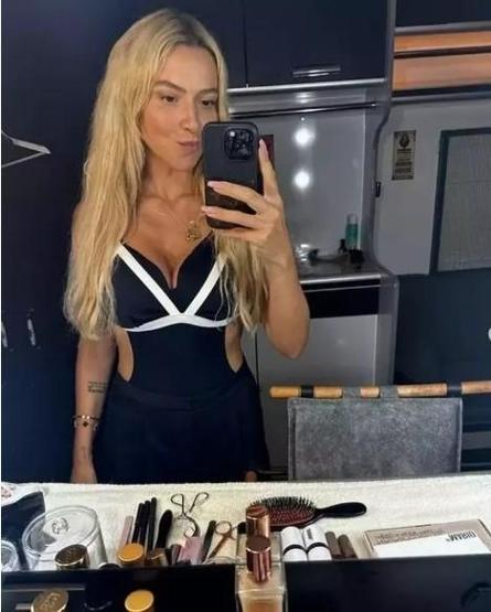 Hadise setteki doğal hallerini paylaştı KAMERA KARŞISINA GEÇTİ