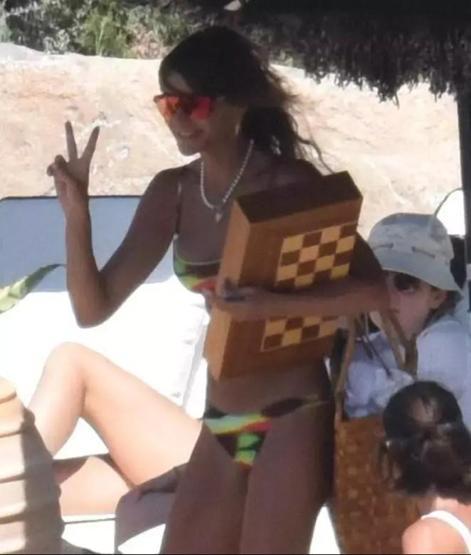 Berrak Tüzünataç ile Edisin Bodrum tatili